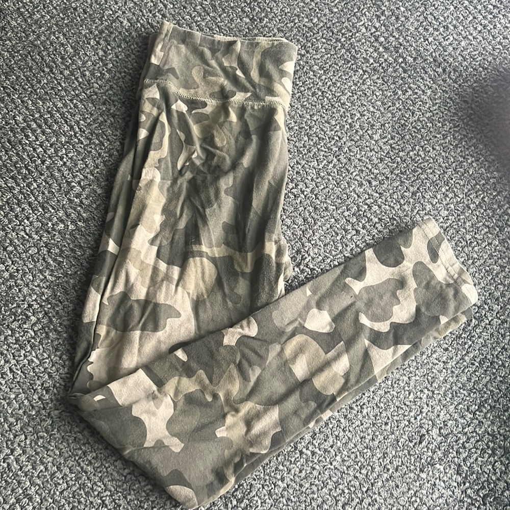 Camp leggings from target. Very stretchy.